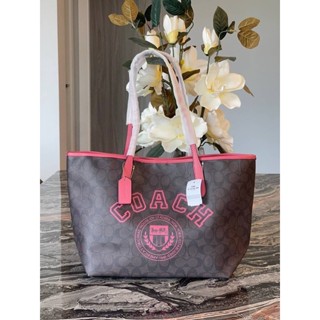 COACH City Tote In Signature Canvas With Varsity Motif กระเป๋า