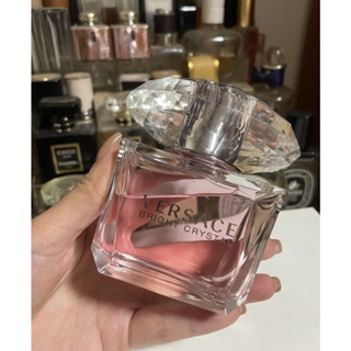 Versace น้ำหอมมแท้ Bright Crystal Eau de Toilette สำหรับผู้หญิงจากเวอร์ซาเช่ กลิ่นฟรุ๊ตตี้ฟลอรัล. น้ำหอม perfume