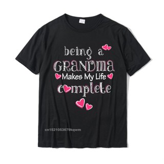 ขายดี!เสื้อยืดผ้าฝ้าย พิมพ์ลาย Being A Grandma Make My Life Complete สําหรับผู้ชายS-5XL