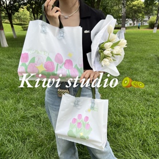Kiwistudio (แพ็กละ 50 ชิ้น) กระเป๋าถือ กระเป๋าขยายข้าง ถุงของขวัญ ถุงพลาสติก ลายดอกทิวลิป (Sk0010)