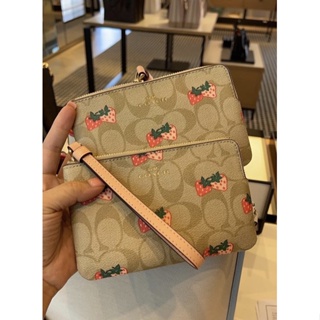 ภาพขนาดย่อของภาพหน้าปกสินค้าพร้อมส่ง แท้  % New Coach คล้องมือ 1 ซิป S รุ่น Corner Zip Wristlet In Signature Canvas With Strawberry Print (CB592) จากร้าน pinyada.d บน Shopee