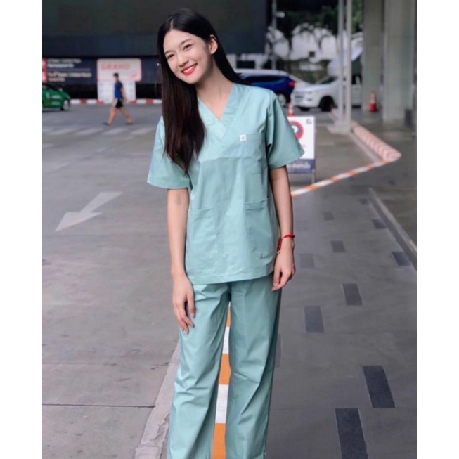 ภาพหน้าปกสินค้าชุดสครับ คอวี ชุดผ่าตัด ชุดบุคลากรทางการแพทย์ Scrub Suit ผ้าคอมทวิวพร้อมส่ง 2 และ 3 กระเป๋า  2 โทนเขียว จากร้าน meditex.th บน Shopee