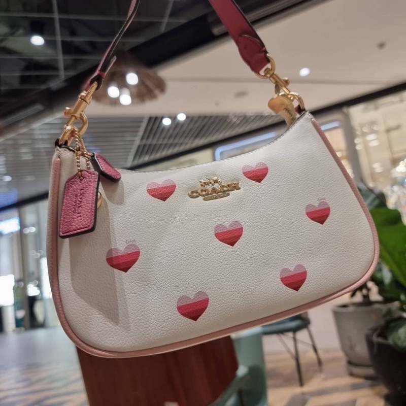 coach-ca251-teri-shoulder-bag-with-stripe-heart-print