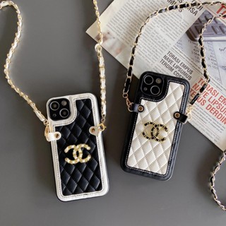 [พร้อมส่ง] เคสโทรศัพท์มือถือหนัง ลาย Chanel สีขาว ดํา พร้อมสายสะพาย และช่องใส่บัตร สําหรับ iphone 11 12 13 14 pro max x xr xs max เคสโทรศัพท์มือถือ รูปตุ๊กตาเลื่อนได้ ให้เป็นของขวัญ สําหรับ iphone