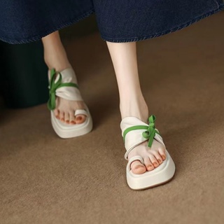 🌈เตรียมจัดส่ง🔥35-41รองเท้าแตะผู้หญิงแฟชั่นใหม่เวอร์ชันเกาหลีการออกแบบที่เรียบง่ายรองเท้าแตะแพลตฟอร์มที่สะดวกสบาย