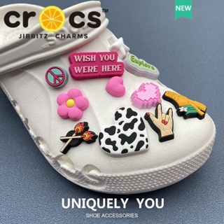 ภาพขนาดย่อของภาพหน้าปกสินค้าjibbitz crocs charms แท้ ตัวติดรองเท้า อุปกรณ์เสริม จี้รูปดอกไม้น่ารัก สําหรับตกแต่งรองเท้า crocs DIY จากร้าน hongping121475.th บน Shopee