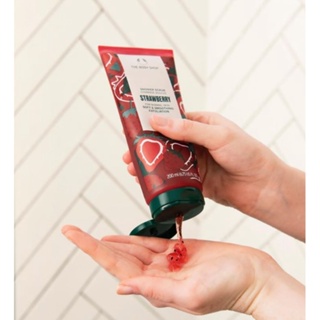 พร้อมส่ง THE BODY SHOP STRAWBERRY SHOWER SCRUB 200ML