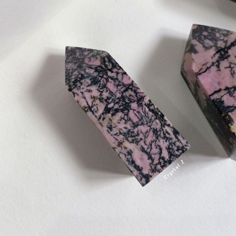 โรโดไนท์-rhodonite-point-เนื้อหินสีชมพู-แทรกดำ-ลวดลายสวย-1-สูง-5-7-cm