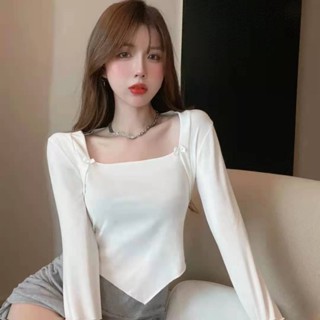 QiQi.th🌰เสื้อคอเหลี่ยมแขนยาวใหม่เซ็กซี่สั้นสไตล์บริสุทธิ์ปรารถนาสไตล์บางเสื้อยืดผู้หญิงเสื้อด้านล่างสั้น