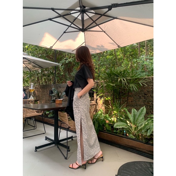 Charlotte irony | Leopard slit skirt