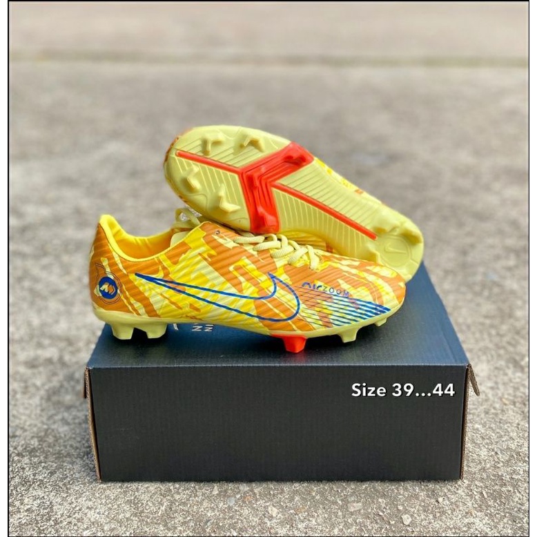 ภาพหน้าปกสินค้ารองเท้าสตั๊ดฟุตบอล  Nike ของผู้ชายพร้อมอุปกรณ์มีสินค้าพร้อมส่งมีไซส์40--44