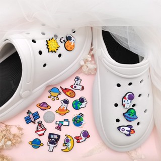 ขายดี สายคล้องรองเท้า crocs PVC ลายการ์ตูนนักบินอวกาศ jibbitz น่ารัก ทนต่อการอุดตัน ของขวัญ สําหรับเด็กผู้ชาย และเด็กผู้หญิง 1 ชิ้น