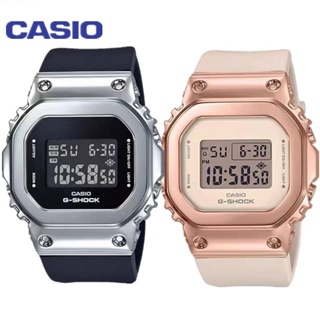 [โปรโมชั่นขาดทุน] CASIO Casio นาฬิกาข้อมือผู้ชายและผู้หญิง/นาฬิกาสำหรับนักเรียน/นาฬิกาสี่เหลี่ยมโลหะย้อนยุค GM-S5600PG-1