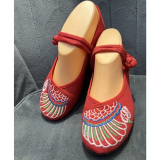 รองเท้าผ้าใบงานปักสไตล์จีน สำหรับผู้หญิง ลายนกยูง (พื้นดำ+สีแดง)
