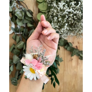 ภาพขนาดย่อของภาพหน้าปกสินค้าดอกไม้ผูกข้อมือเดซี่ พาสเทล จากร้าน flower.driedflower บน Shopee