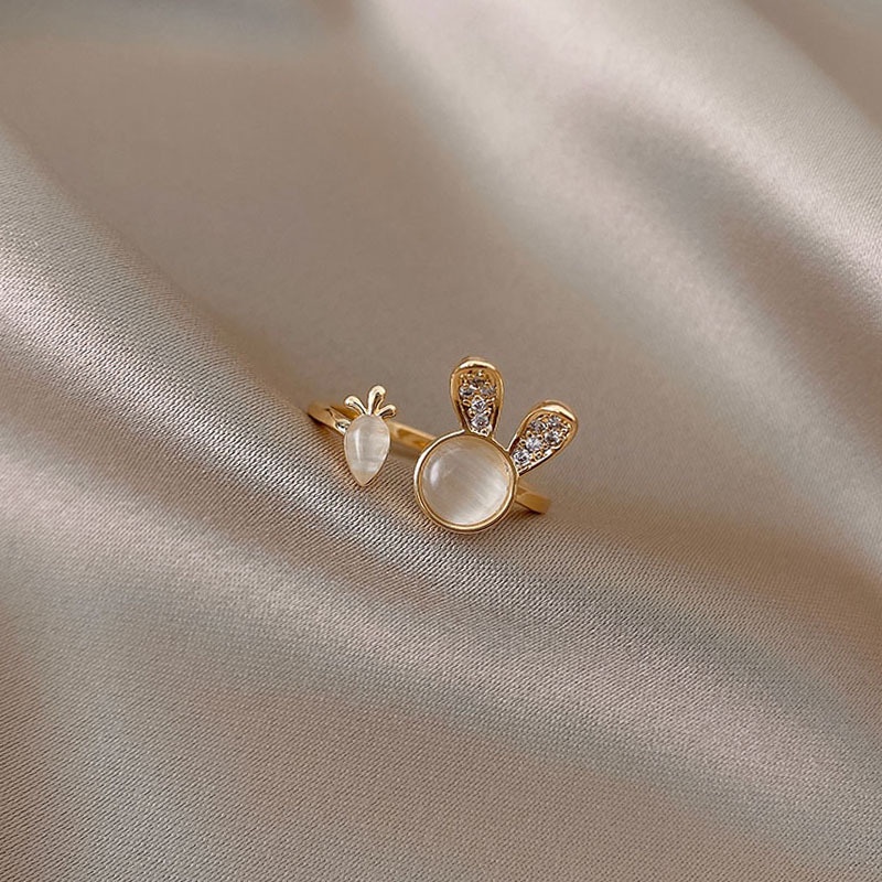 ภาพหน้าปกสินค้าแหวนชุบทอง 18K รูปกระต่ายน่ารัก ประดับเพทาย สามารถปรับได้ เหมาะกับของขวัญ สําหรับผู้หญิง จากร้าน huami.jewelry.th บน Shopee