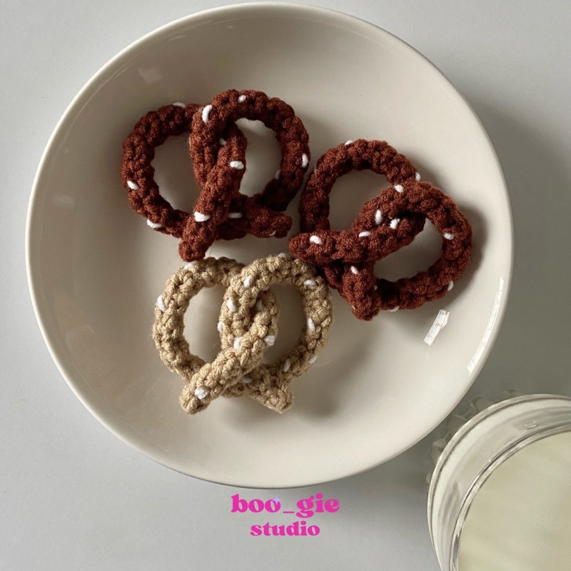 boo-giestudio-พวงกุญแจไหมพรม-pretzel-keyring-hand-made-100