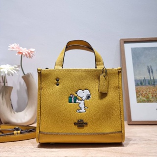 COACH COACH x PEANUTS DEMPSEY TOTE 22 WITH SNOOPY PRESENT MOTIF