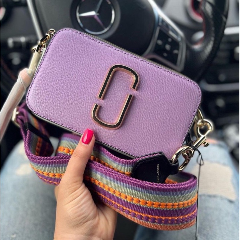 marc-jacobs-snapshot-the-colorblock-สี-ragel-orchid-กระเป๋าสะพายข้างสวยหรูมีสไตล์-สายเป็นผ้าถักปักอย่างดี