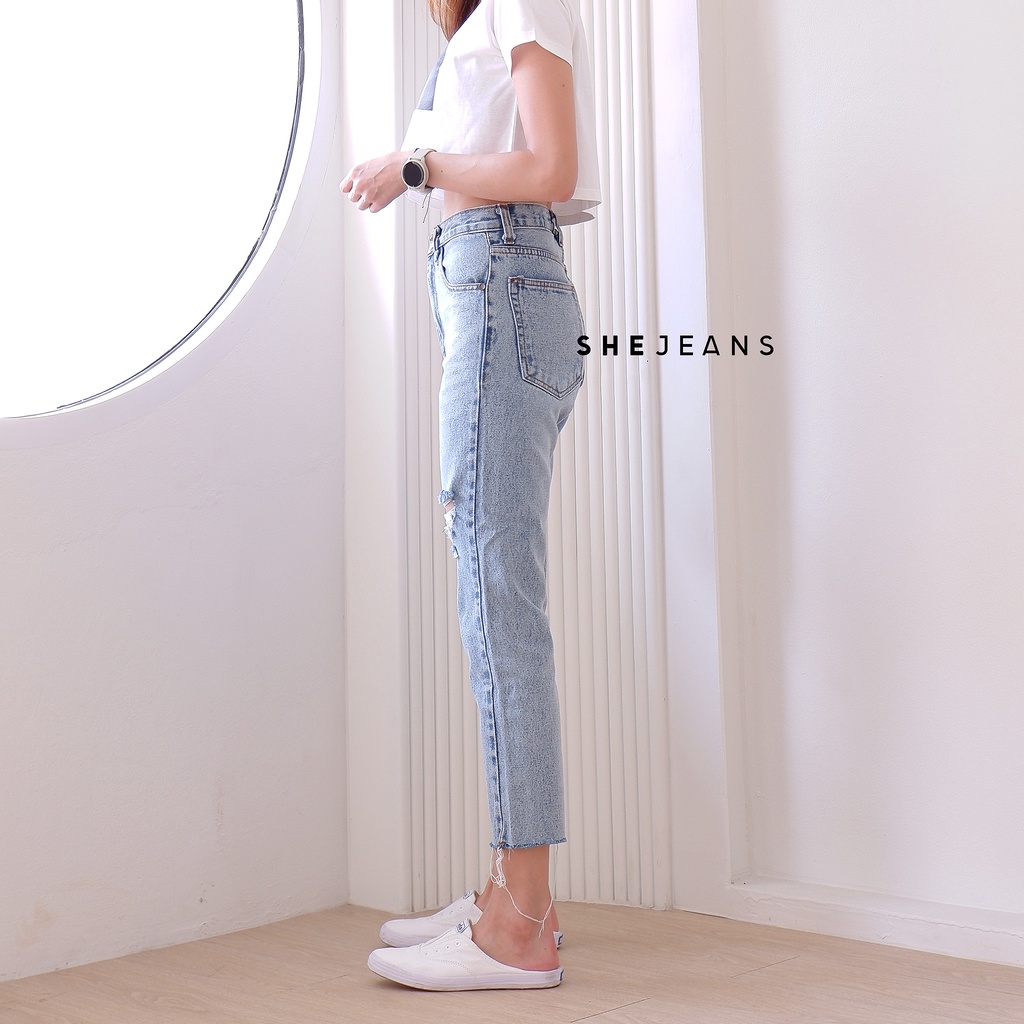 ภาพหน้าปกสินค้ากางเกงยีนส์เอวสูง ขากระบอกเล็ก สะกิดขาด จากร้าน sheisjeans บน Shopee