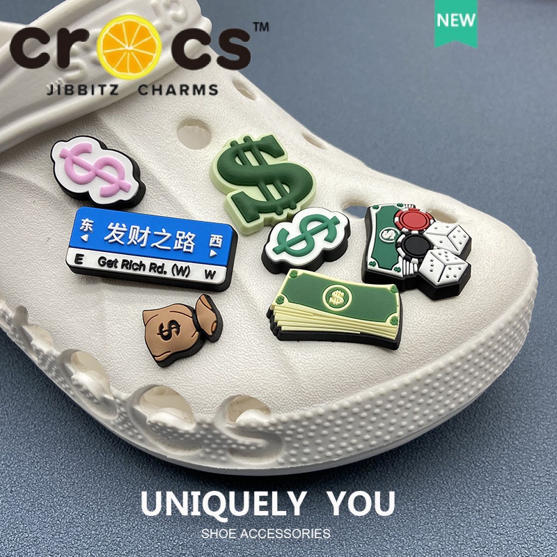 ภาพหน้าปกสินค้าjibbitz crocs charms แท้ ตัวติดรองเท้า จี้ดอกไม้นําโชค อุปกรณ์เสริม สําหรับตกแต่งรองเท้า crocs DIY จากร้าน hongping121475.th บน Shopee