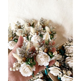ภาพขนาดย่อของภาพหน้าปกสินค้าเข็มกลัดดอกไม้โทนขาวเขียว เข็มกลัดติดหน้าอก จากร้าน flower.driedflower บน Shopee ภาพที่ 2