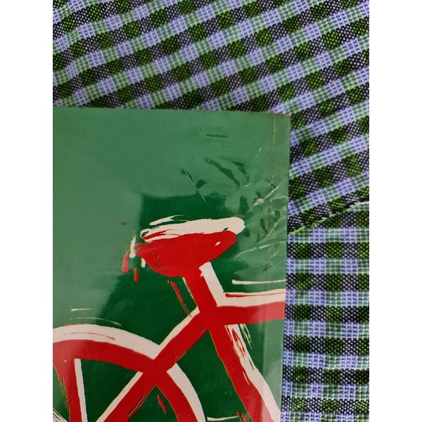จักรยานแดงในรั้วสีเขียว-ดำรงค์-อารีกุล