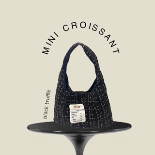 ภาพหน้าปกสินค้าWyllabrand กระเป๋าผ้า Mini Croissant Black Truffle ซึ่งคุณอาจชอบราคาและรีวิวของสินค้านี้