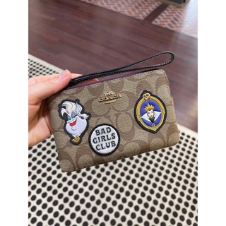 ภาพขนาดย่อของสินค้า️พร้อมส่ง USA COACH Disney X Coach Corner Zip Wristlet With Evil Queen Motif