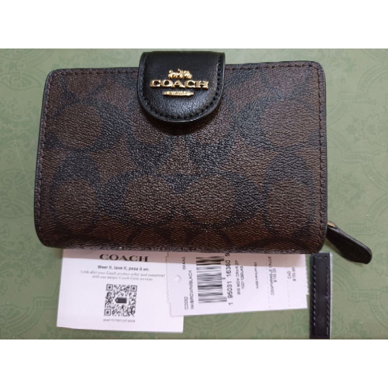 กระเป๋าสตางค์coach-ใบกลาง-medium-corner-zip-wallet-in-signature-canvas-สีกาแฟแคร์การ์ด-ป้ายราคา-มือ1