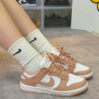 ภาพขนาดย่อของภาพหน้าปกสินค้า(ส่งฟรี) Nike SB Dunk Low Rose Whisper ของแท้100% รองเท้าผ้าใบ รองเท้า รองเท้าวิ่ง รองเท้า nike DD1503-118 จากร้าน ee_5lsyw4m บน Shopee