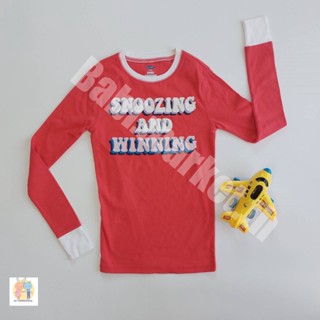 เสื้อยืดเด็กหญิง แขนยาว สีแดง ลาย Snoozing and Winning แบรนด์ Old Navy ของใหม่