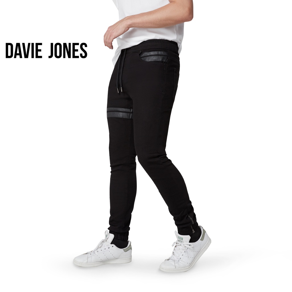 davie-jones-กางเกงจ็อกเกอร์-ยีนส์-เอวยางยืด-ขาจั๊ม-คาดหนัง-drawstring-denim-joggers-in-black-gp0090bk