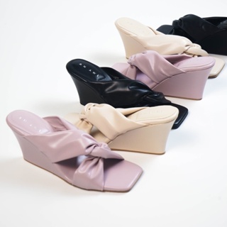 An Awl Twist Wedge รองเท้าส้นเตารีดแบบสวม นุ่มนิ่ม ใส่สบาย