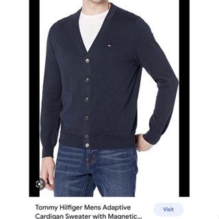 ภาพหน้าปกสินค้าTommy Hilfiger Sweater ทอมมี่ ฮิลฟิกเกอร์ ปักสัญลักษณ์ตรงหน้าอก คอวี ผ่ากลางอก ปิดด้วยกระดุม ที่เกี่ยวข้อง