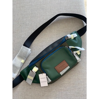 กระเป๋าคาดอกชาย C4022 (หนังสีเขียวเข้ม สลับหนังดำ ซิปสีน้ำเงิน)