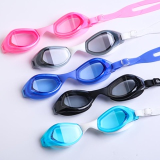 ภาพหน้าปกสินค้าแว่นตาว่ายน้ำผู้ใหญ่ แว่นตากันน้ำ 2008#  หมอก ฝ้า พร้อมกล่องเก็บแว่น ที่เกี่ยวข้อง