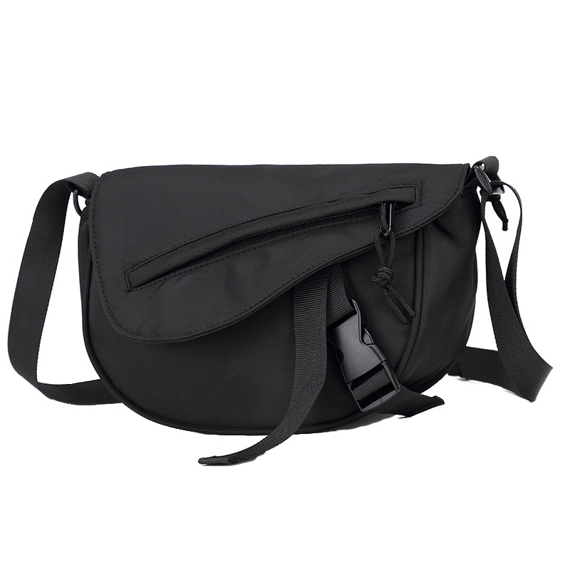 กระเป๋าสะพายข้าง-ผ้าไนล่อนสีดำ-ขนาด-สูง15cm-กว้าง23cm
