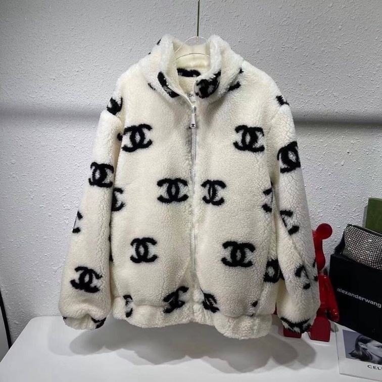 chanel-cc-all-over-logo-fur-jacket-เสื้อคลุมตัวนอก-แจ็คเก็ตขนนุ่ม-แบรนด์ชาแนล-สัญลักษณ์ตัวหนังสือโลโก้-double-c