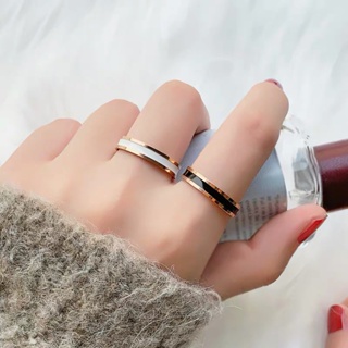 ภาพขนาดย่อของสินค้าแหวนอีพ็อกซี่ สีดํา สีขาว สไตล์คลาสสิก  แหวนเหล็กไทเทเนียม สีโรสโกลด์ สวยหรู ทันสมัย  เครื่องประดับสแตนเลสขายส่ง