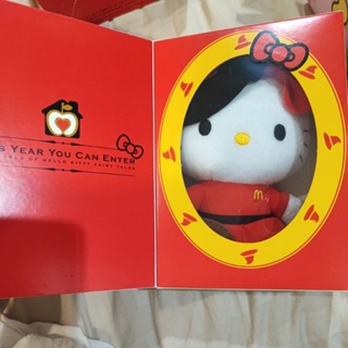 🔥ส่งต่อ🔥ของสะสม hello kitty × McDonalds หาซื้อไม่ได้แล้วค่ะน้องใส่ชุดแม่มดสีแดงถือไม้กวาดสีน้ำตาลและหมวกสีดำแดงค่ะ