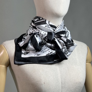 GSP SILK SATIN SCARF ผ้าพันคอจีเอสพี ผ้าพันคอ ลายกราฟฟิก สีดำ (PL4FBL)