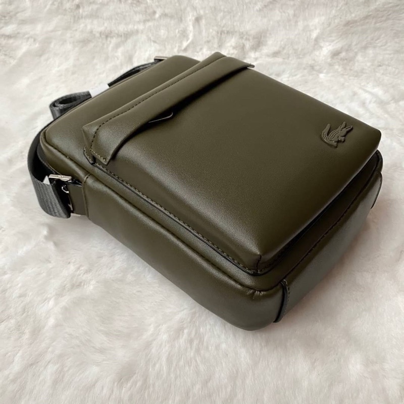 กระเป๋าลาคอสmen-s-urban-breathe-vertical-smooth-leather-zip-bag