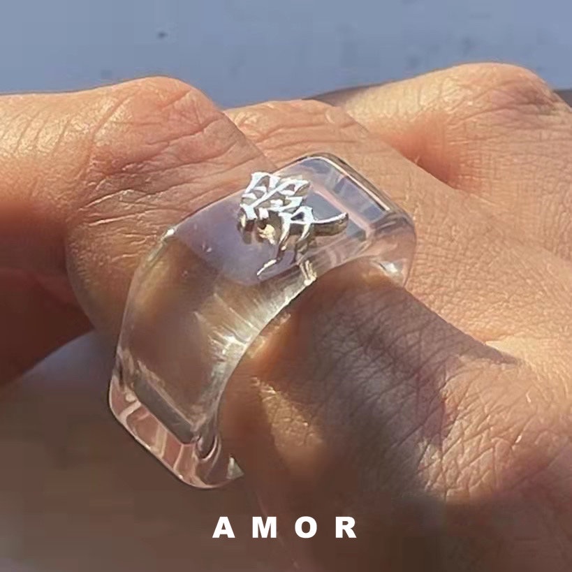 ภาพหน้าปกสินค้าแหวนใส ทรงสี่เหลี่ยม พิมพ์ลายตัวอักษรจีน
