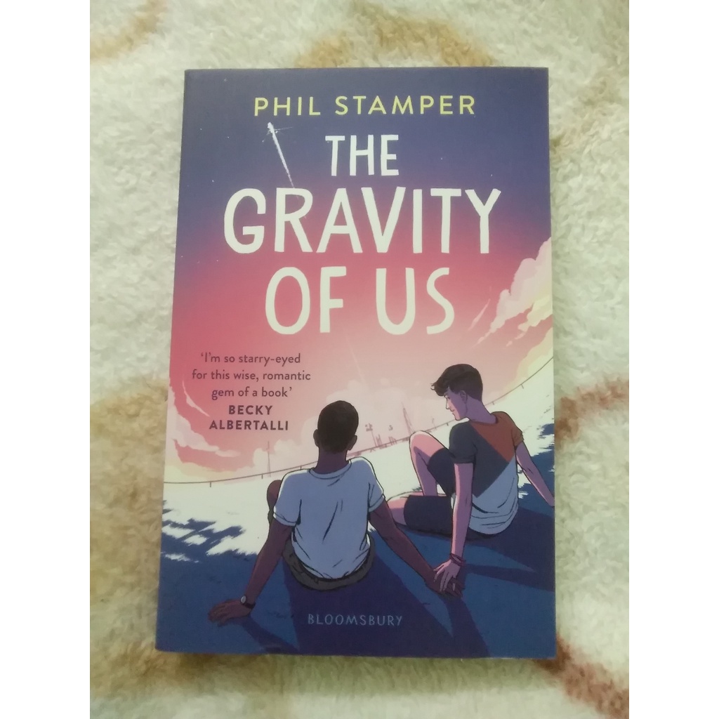 โล๊ะหนังสือมือหนึ่ง (ภาษาอังกฤษ) The Gravity of Us Shopee Thailand