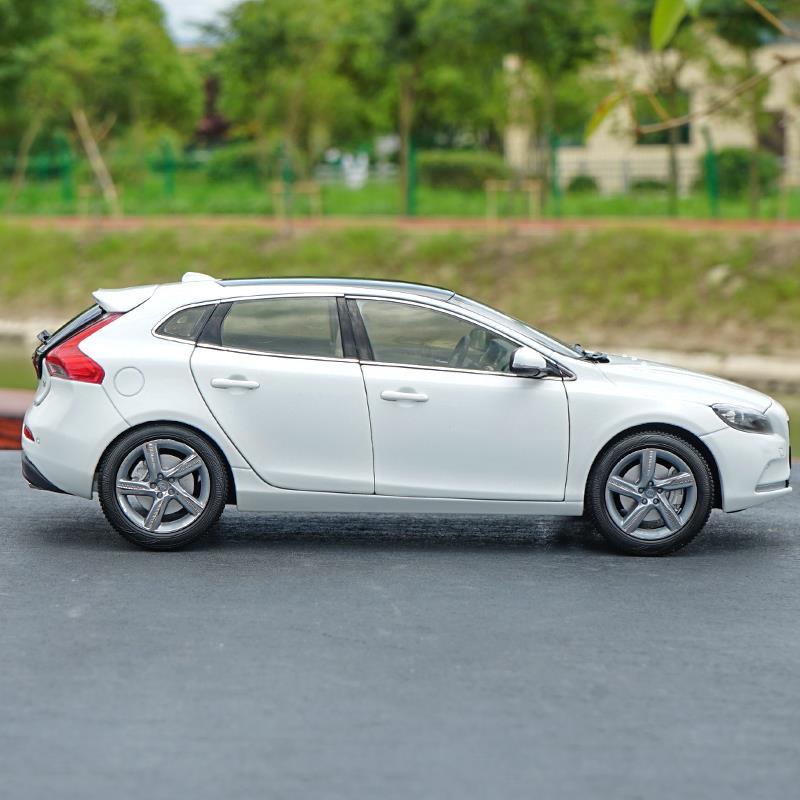 โมเดลรถยนต์-volvo-volvo-v40-ขนาด-1-18-ของแท้-จากโรงงาน