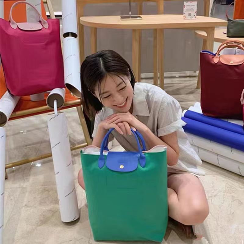 ภาพหน้าปกสินค้าใหม่ Longqi กระเป๋าถือ ผ้าแคนวาส ไนล่อน ทรงโท้ท ขนาดใหญ่ จุของได้เยอะ เข้ากับทุกการแต่งกาย สําหรับสตรี 2022 จากร้าน dilys9255.th บน Shopee