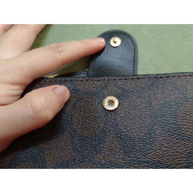 กระเป๋าสตางค์coach-ใบกลาง-medium-corner-zip-wallet-in-signature-canvas-สีกาแฟแคร์การ์ด-ป้ายราคา-มือ1