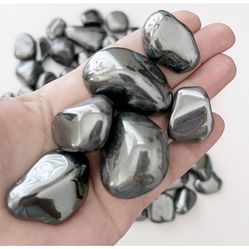 ภาพหน้าปกสินค้า1Pc Natural Hematite Tumble Stone / Hematite It strengthens connection with the earth, making us feel safe and secure. จากร้าน lapisbkk บน Shopee
