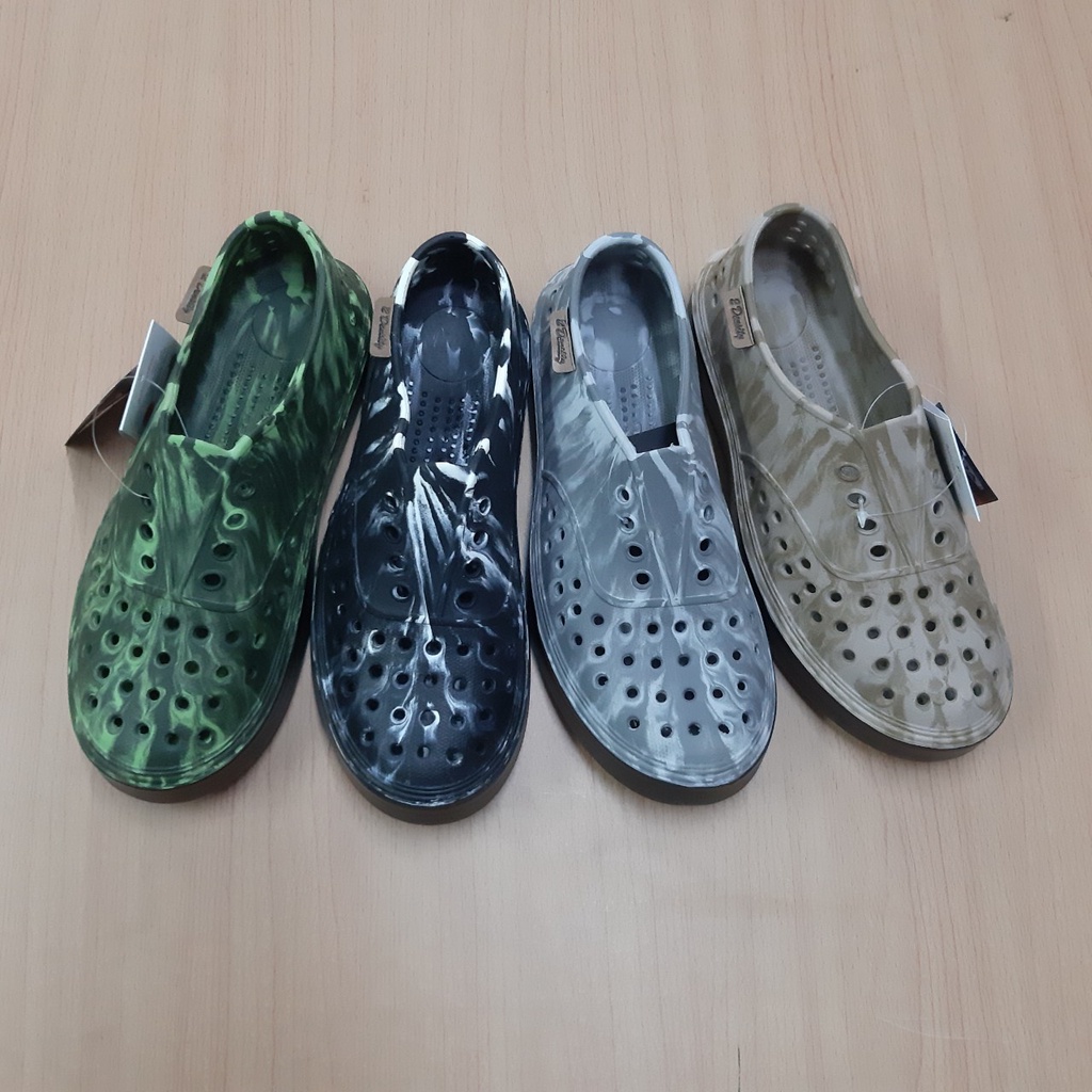 ภาพหน้าปกสินค้าADDA รองเท้าคัชชู เบาๆรุ่นใหม่ล่าสุด หุ้มส้น รุ่น 5TD23 (ลายพราง)สีเขียว ขนาด 7-10 ใส่สบาย ทนทาน คุ้มค่า1